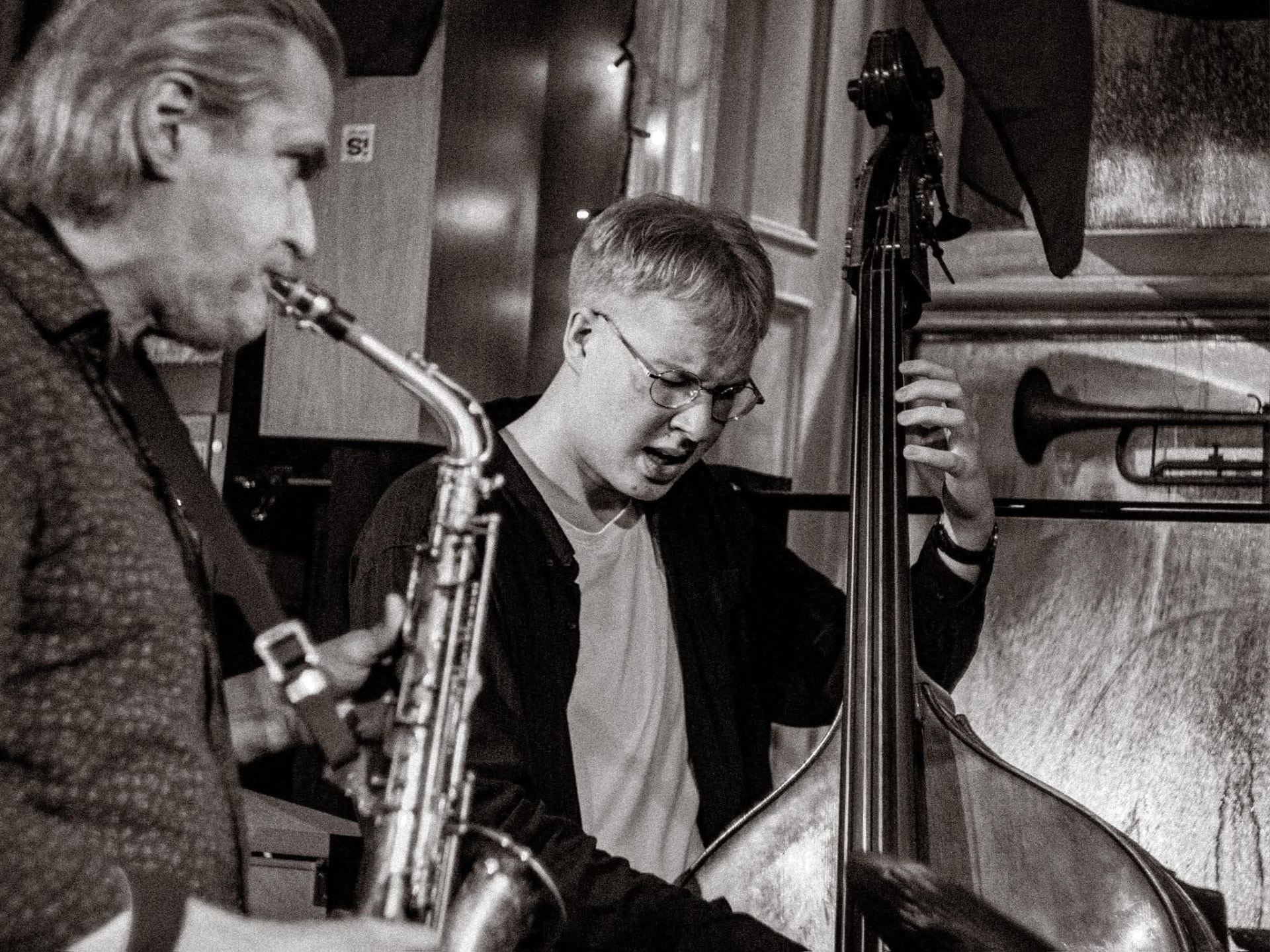 Jonathan Jessen performing with a saxophonist